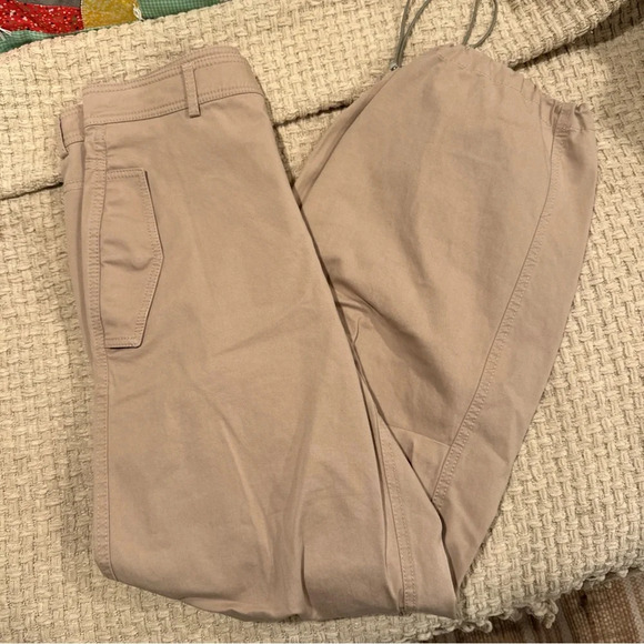NWOT ZARA Women's Jogger Pants
Size small Beige Drawstring
Stretch Fabric - Picture 2 of 13